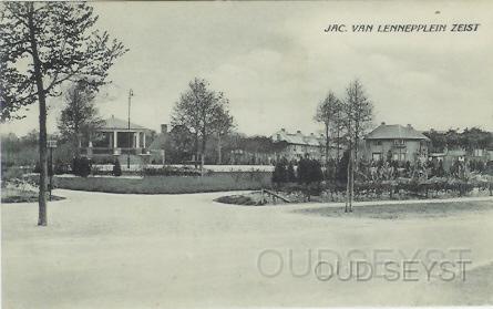 Jac.v. Lenneppl-1934-001.jpg - Jacob van Lennepplein. Jacob van Lennep (1802-1862) uit Amsterdam was Nederlands schrijver en dichter. Gezien vanaf de Schaerweijdelaan. Let op de huizen in aanbouw aan de Jacob Catslaan. De muziektent werd op 30 mei 1928 officieel in gebruik genomen. In februari 1965 werd hij weer afgebroken. Foto gemaakt in 1934.